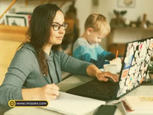 سيدة تعمل من المنزل عبر الحاسوب ، فرص العمل الحر عبر الإنترنت